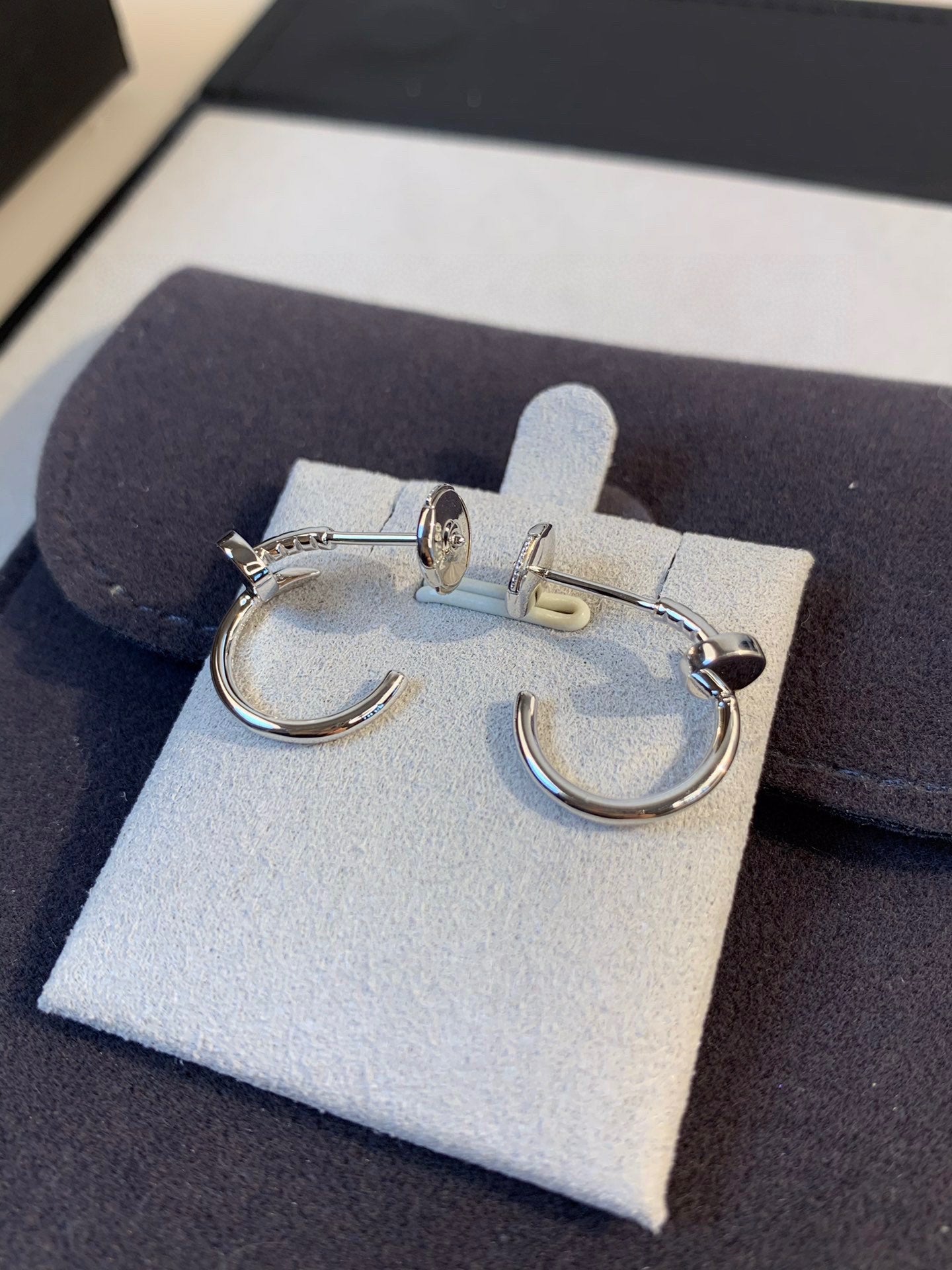 Diamor 18K Juste Un Clou Earrings