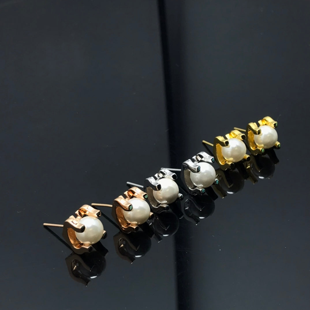 Diamor 18k C De Earrings