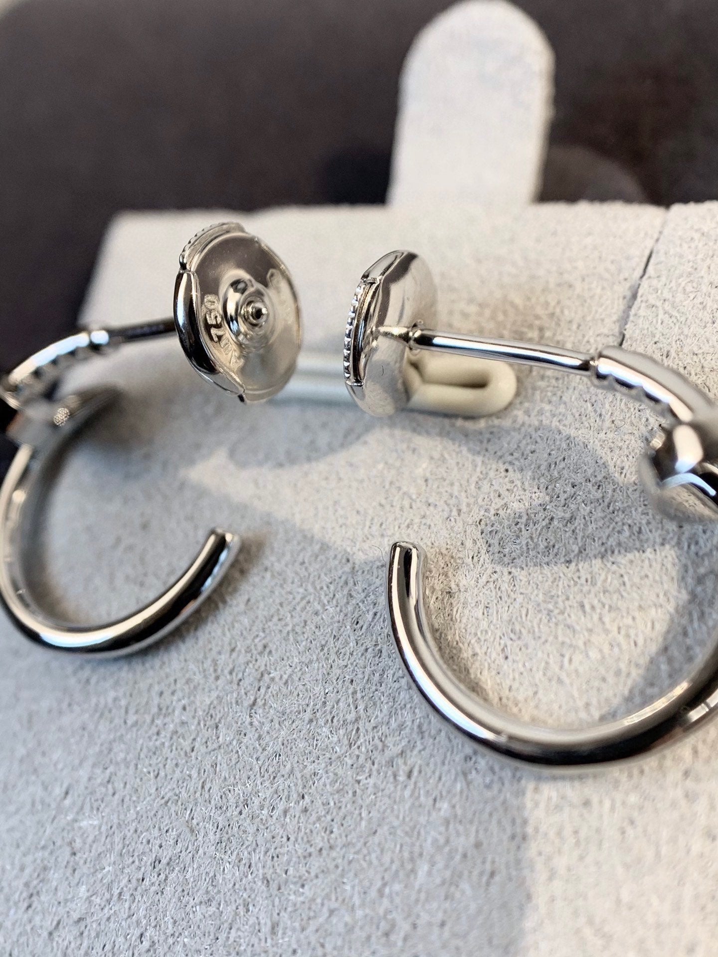 Diamor 18K Juste Un Clou Earrings