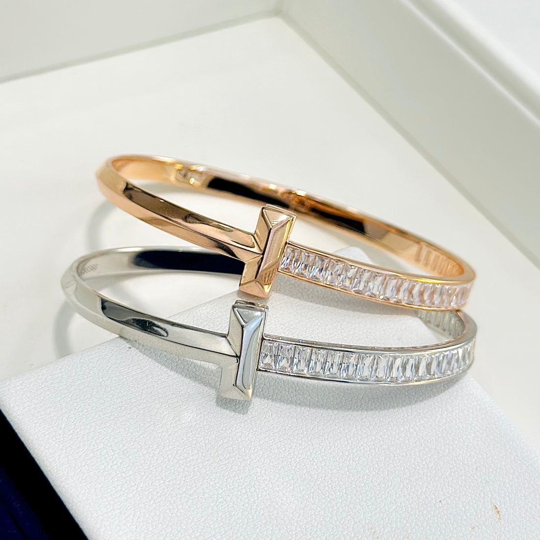 Diamor 18K T1 Wide Diamond Hinged Bracelet