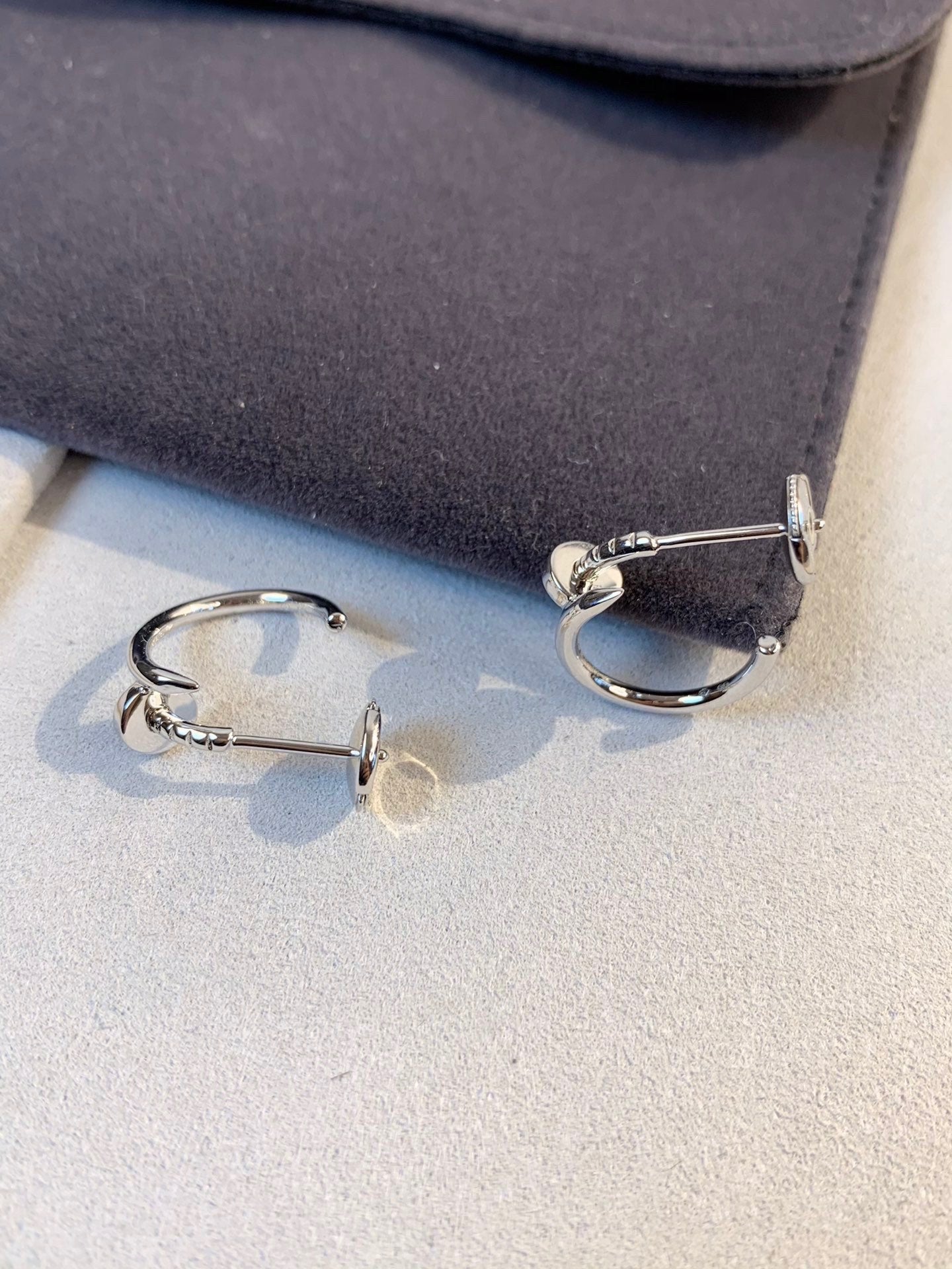 Diamor 18K Juste Un Clou Earrings