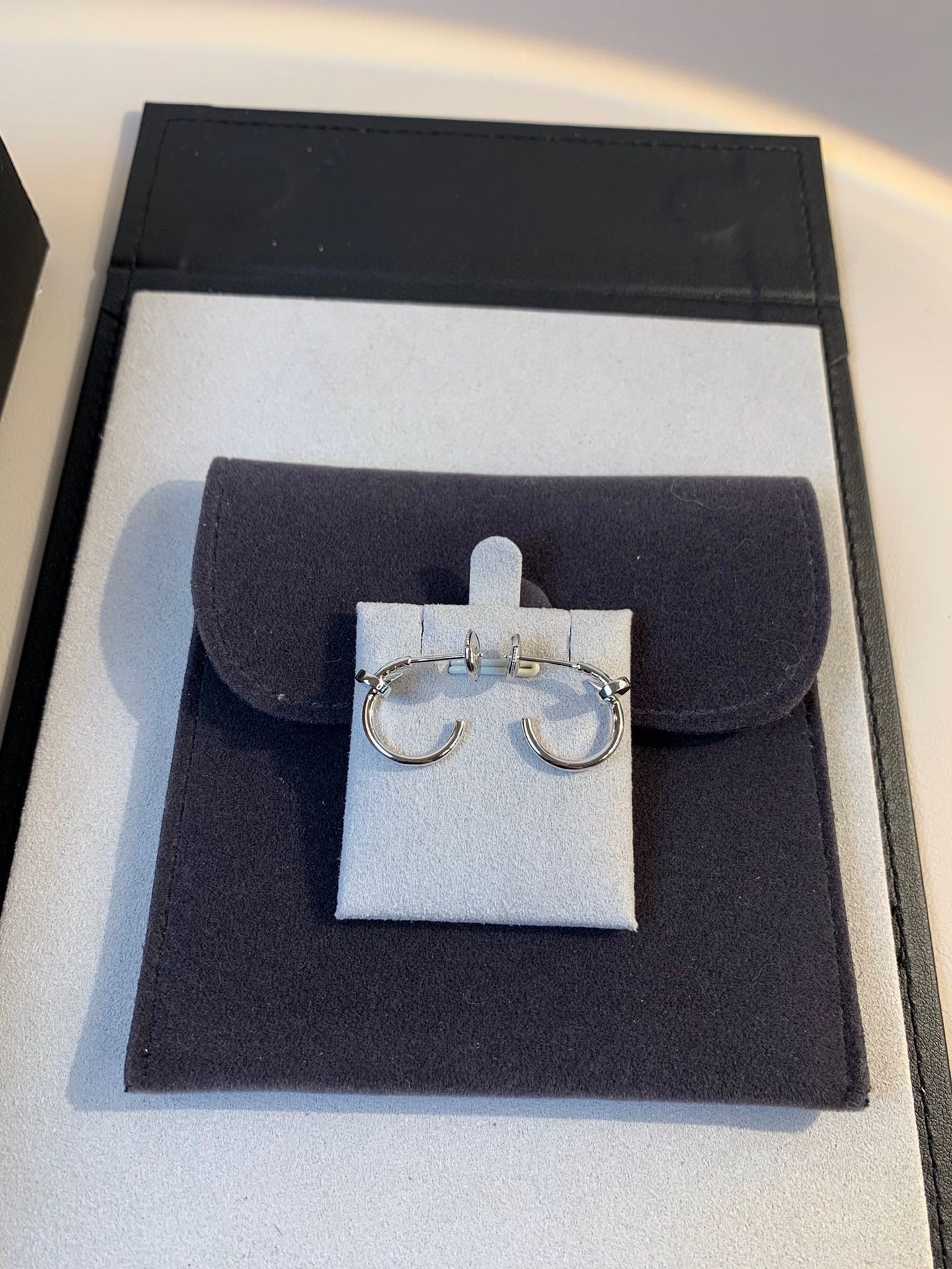 Diamor 18K Juste Un Clou Earrings