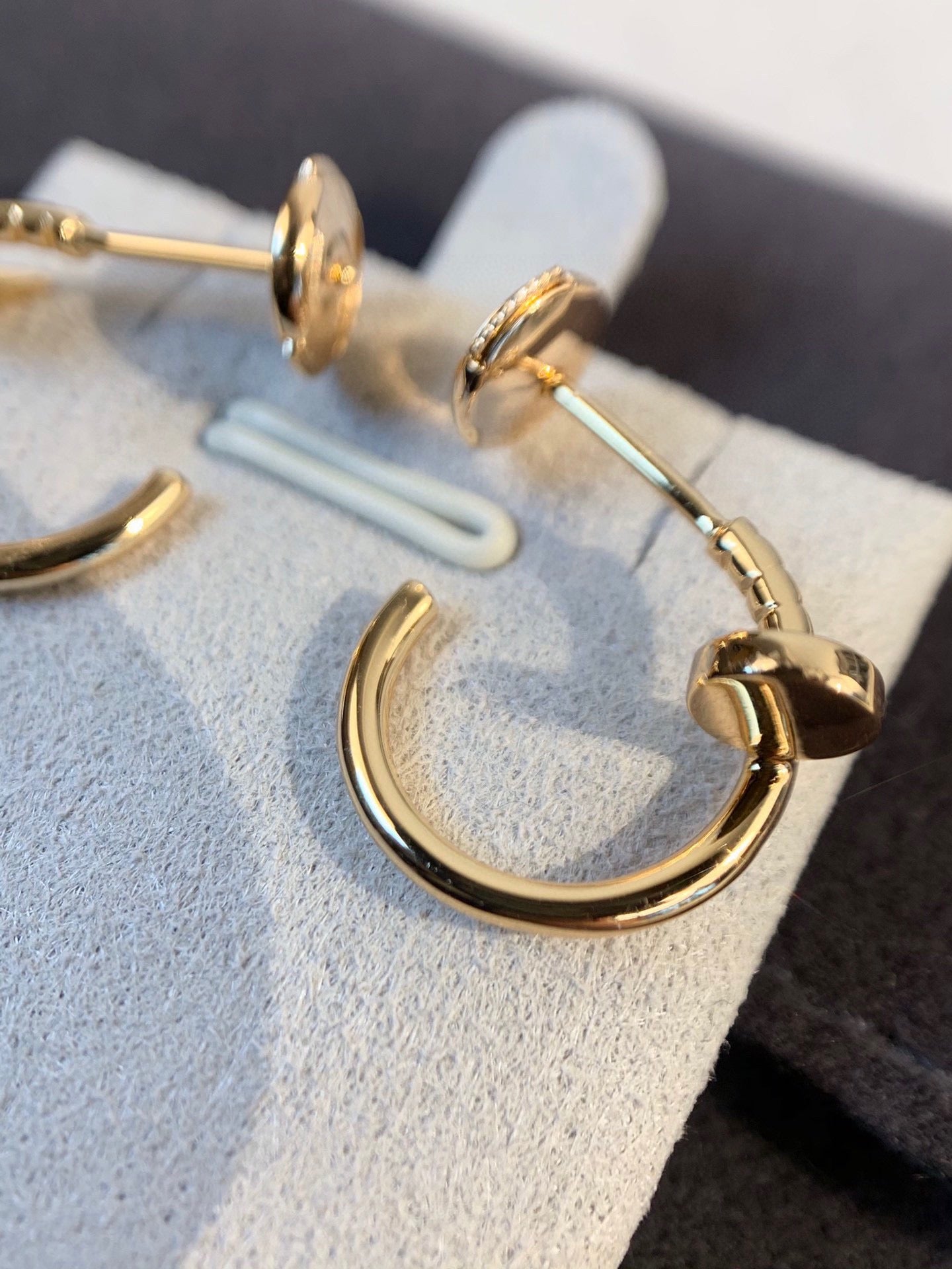 Diamor 18K Juste Un Clou Earrings