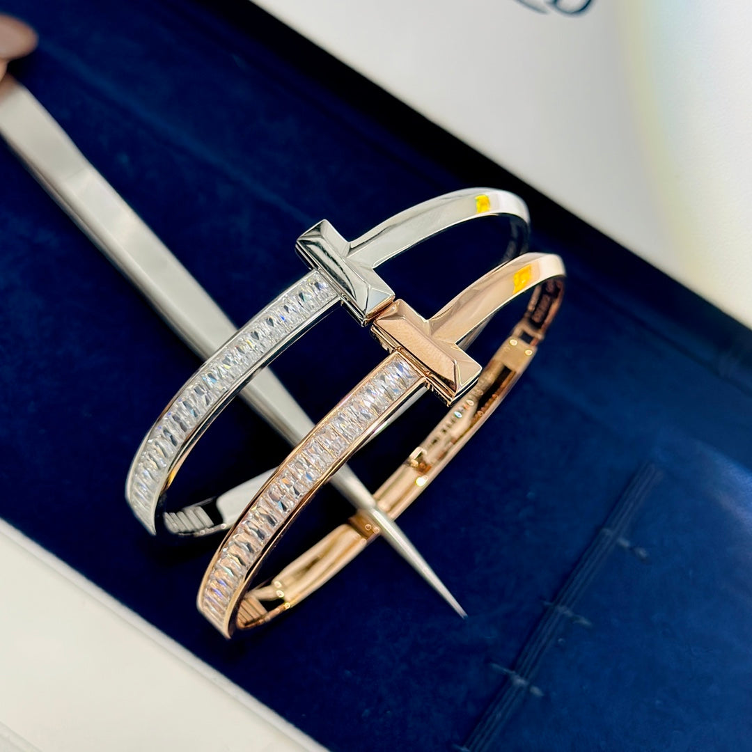Diamor 18K T1 Wide Diamond Hinged Bracelet