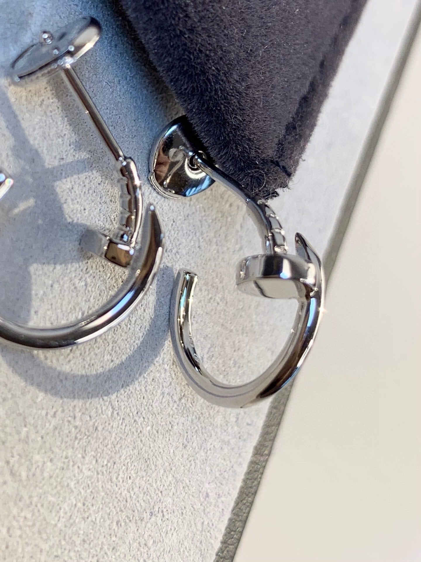 Diamor 18K Juste Un Clou Earrings