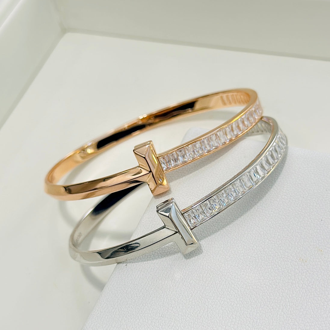 Diamor 18K T1 Wide Diamond Hinged Bracelet