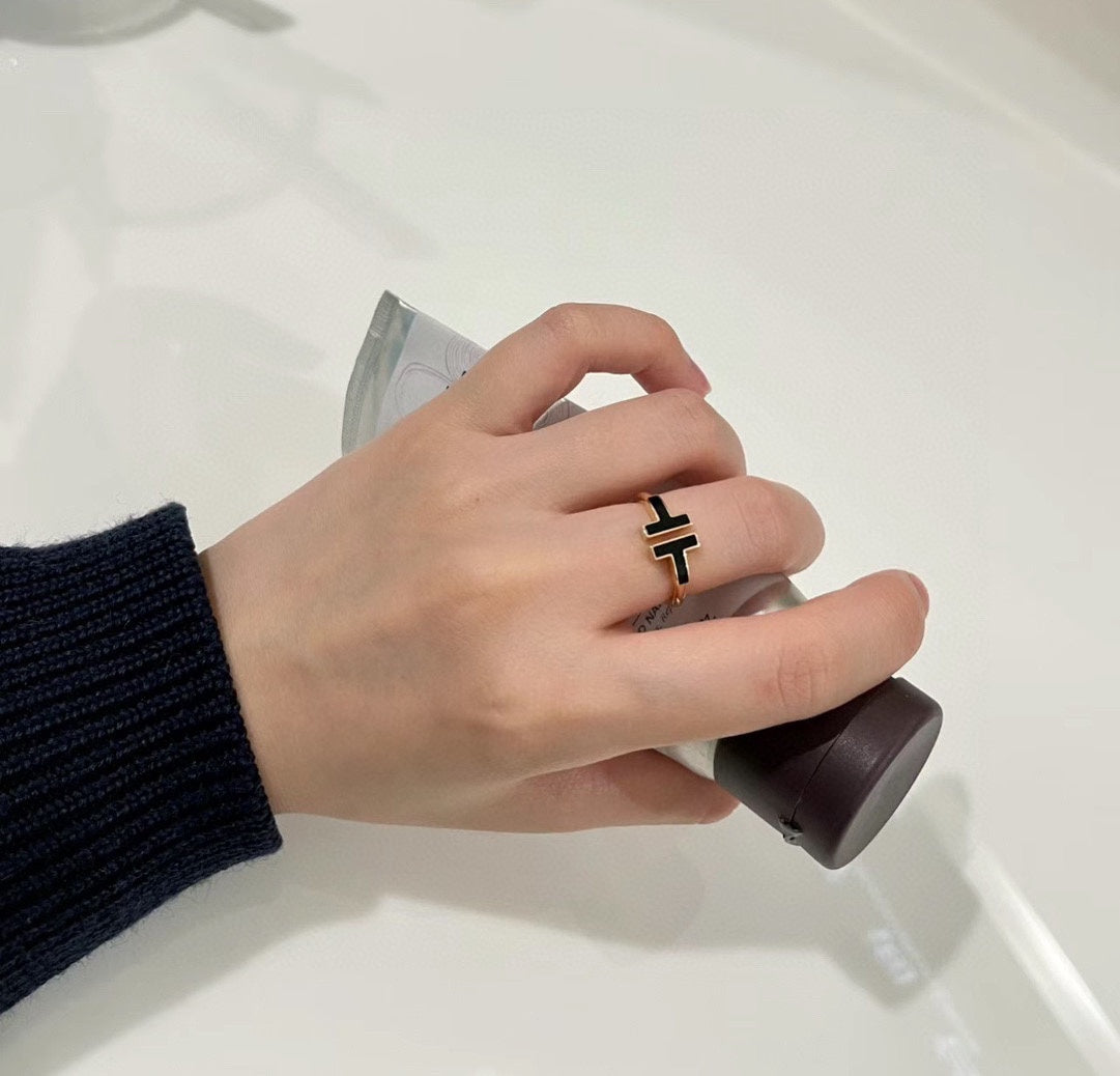 Diamor 18K T Black Onyx Wire Ring