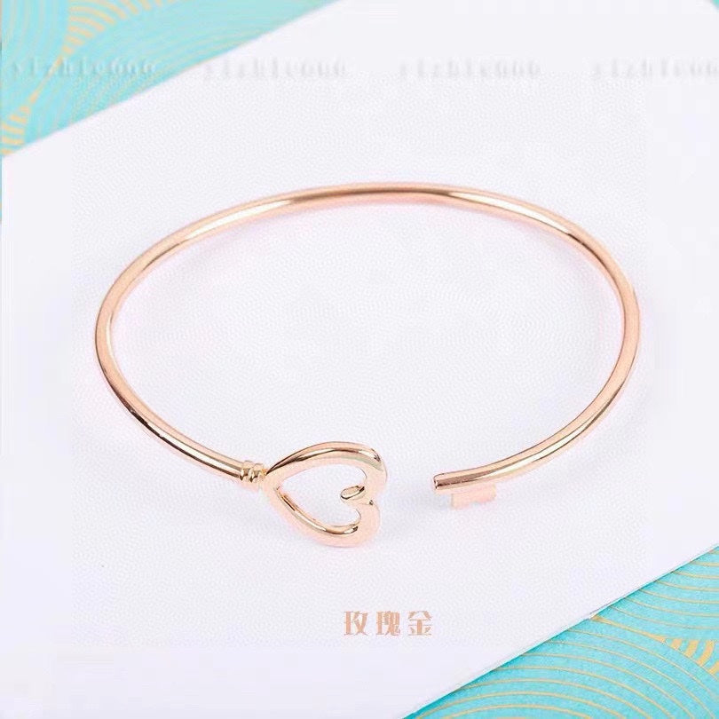 18K T Heart Key Wire Bracelet