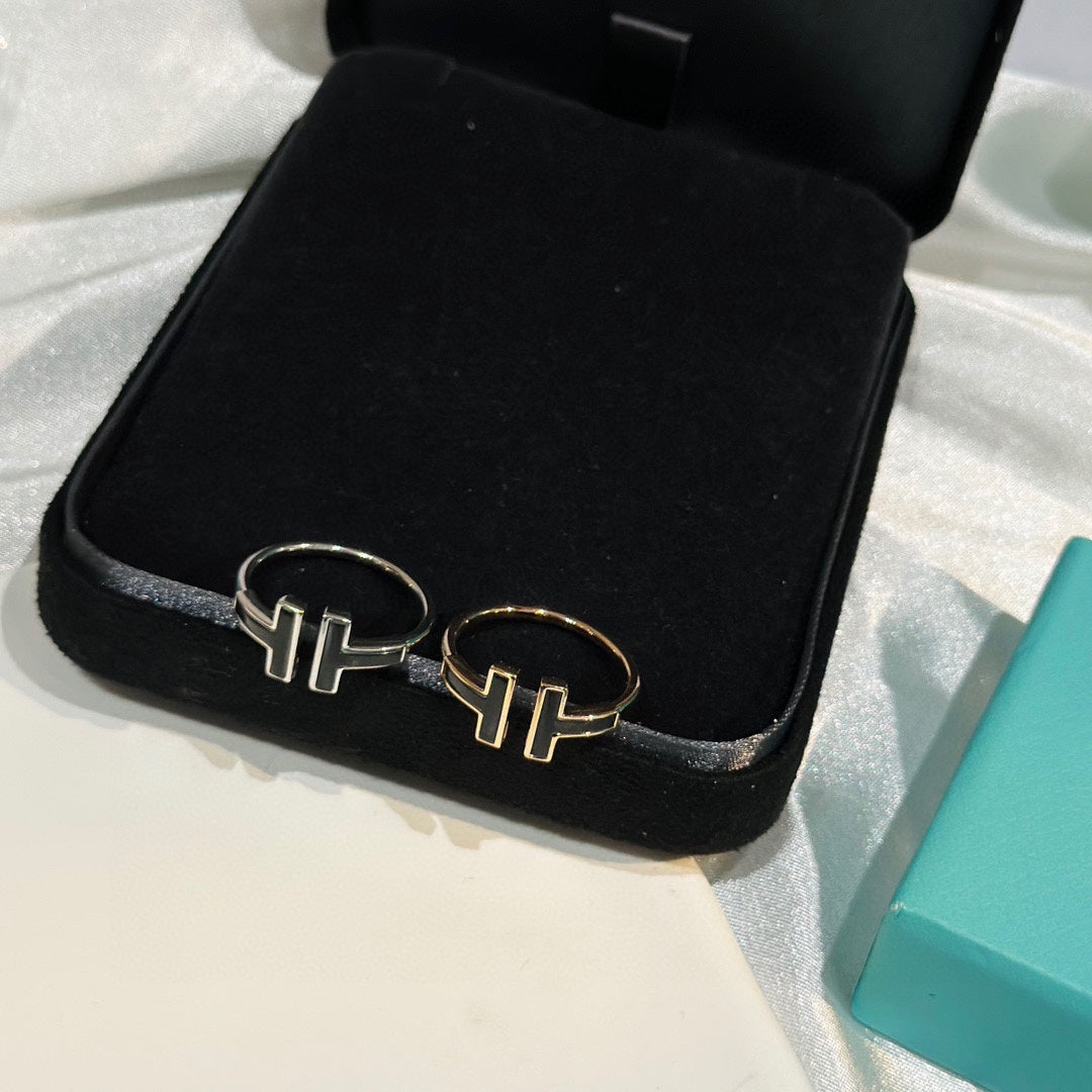 Diamor 18K T Black Onyx Wire Ring